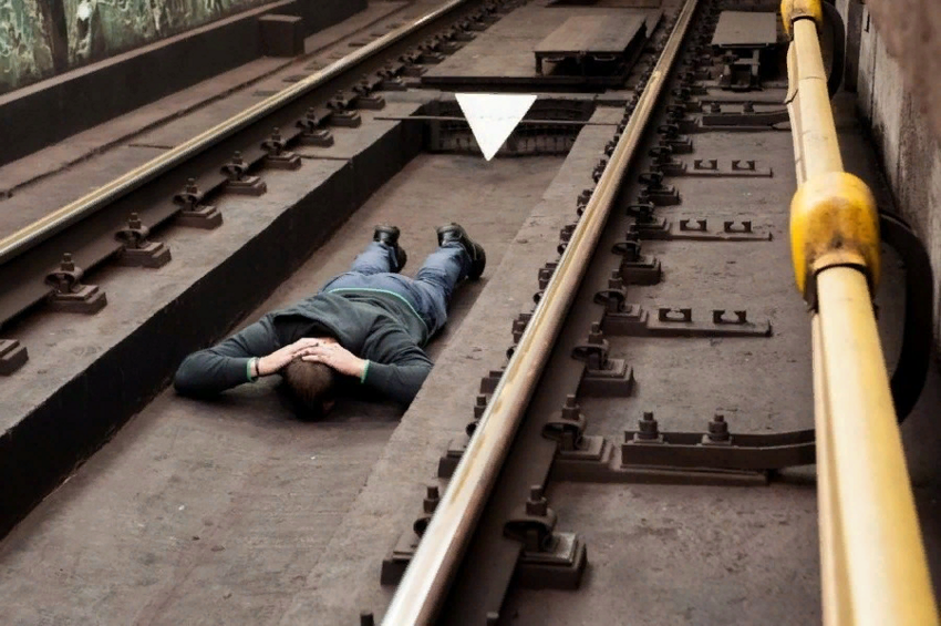 Что делать, если упал на рельсы в метро? 2 простых правила, которые спасут вам жизнь