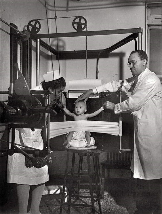 Дети очень подвижны и сделать рентгеновский снимок целая проблема. Provident Hospital, Чикаго, США, 1942 год
