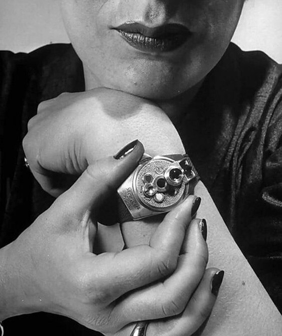 Женщина с микрокамерой на запястье. 1949 год. Фото: Андреас Файнингер