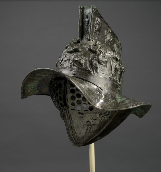 Шлем древнеримского гладиатора, найденный на арене в Помпеях