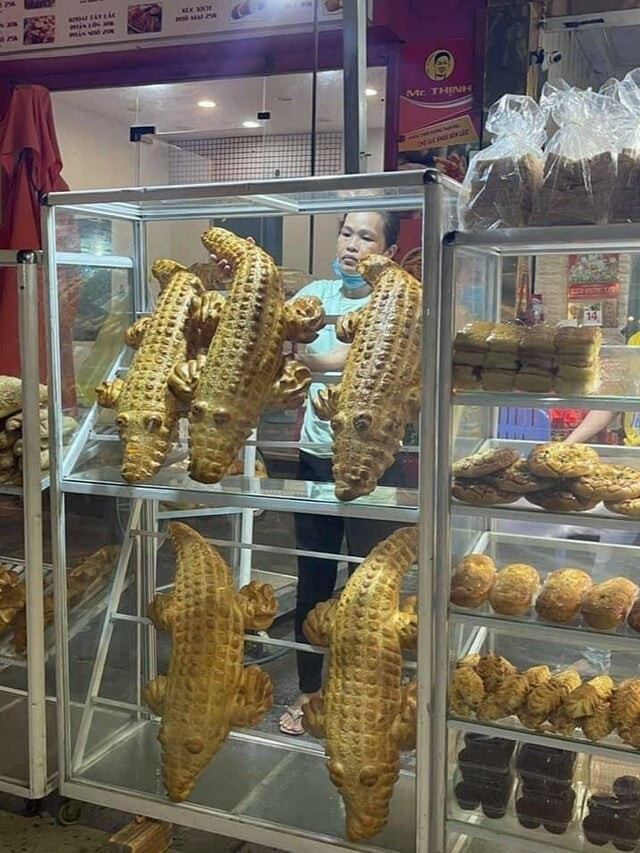 Хлеб в форме крокодила в пекарне во Вьетнаме