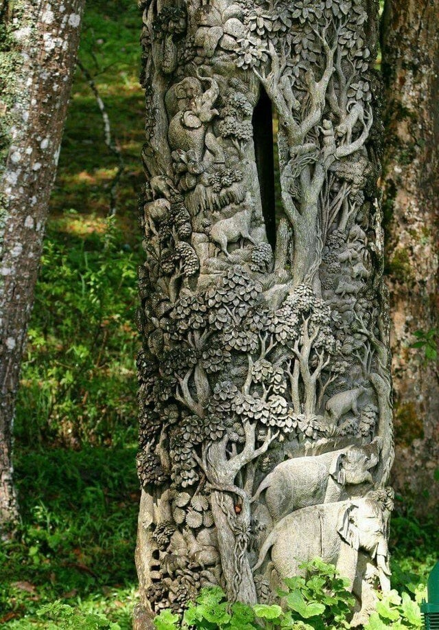 Скульптура в стволе сухого дерева