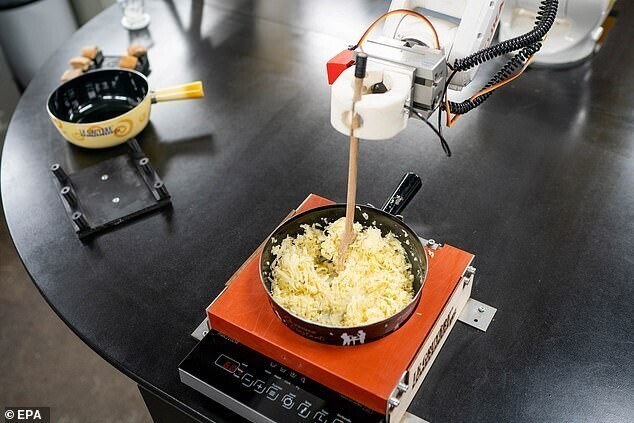 В Швейцарии создали робота-повара, который делает идеальное фондю
