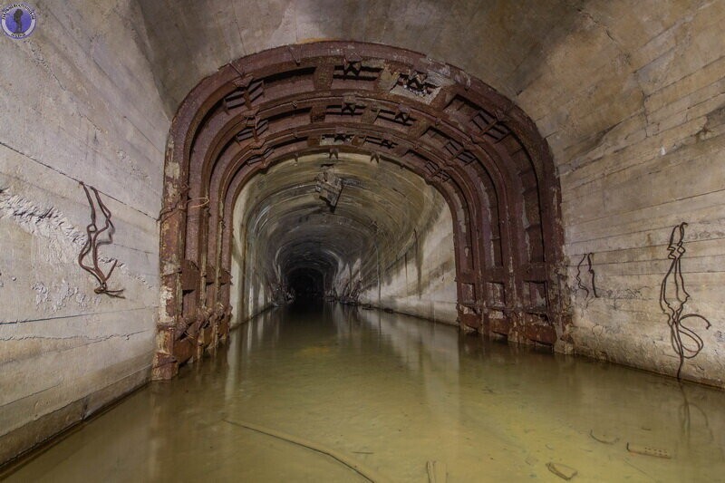 Огромный недостроенный подземный завод