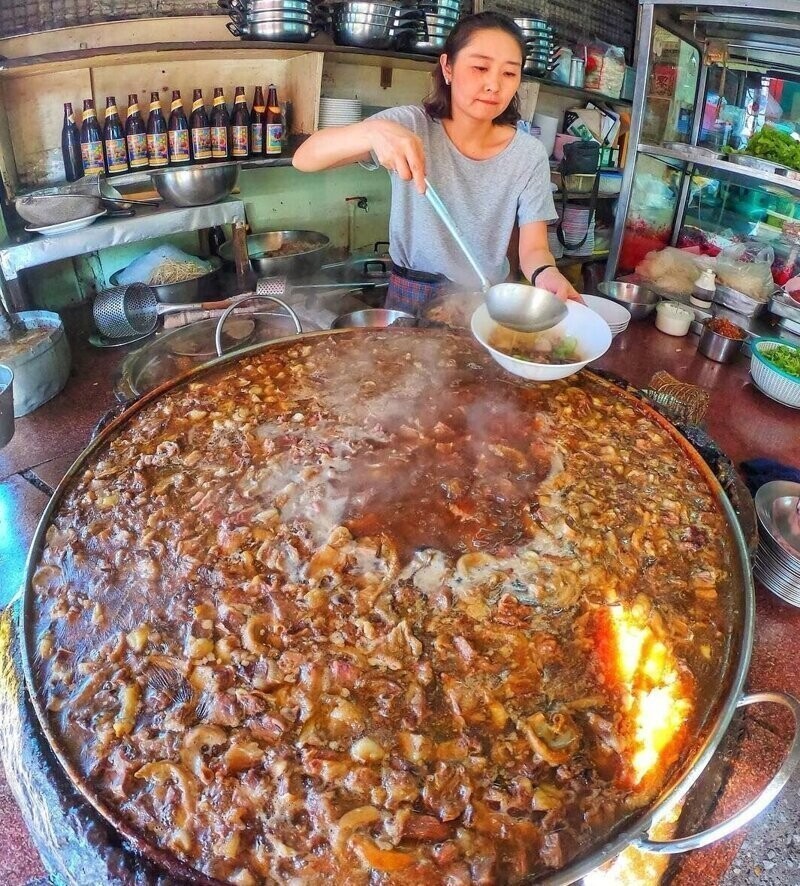 Секрет говяжьего "вечного супа", который без перерыва варится в Бангкоке 45 лет
