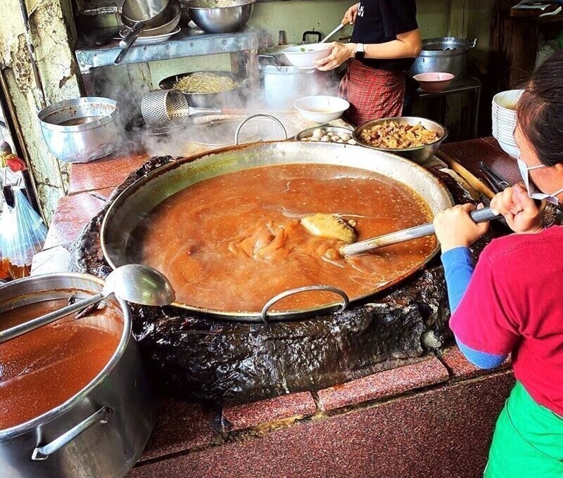 Секрет говяжьего "вечного супа", который без перерыва варится в Бангкоке 45 лет