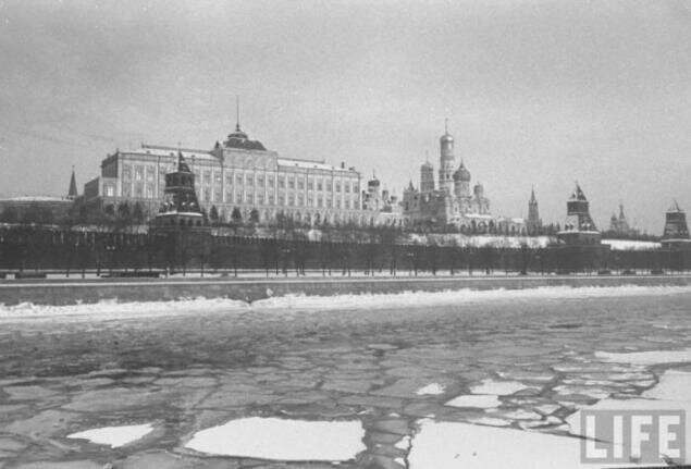 Москва-река на фоне Кремля.