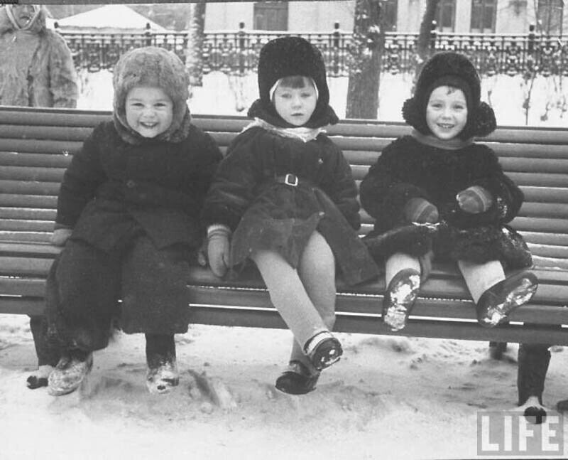 Московские дети на Суворовском бульваре.