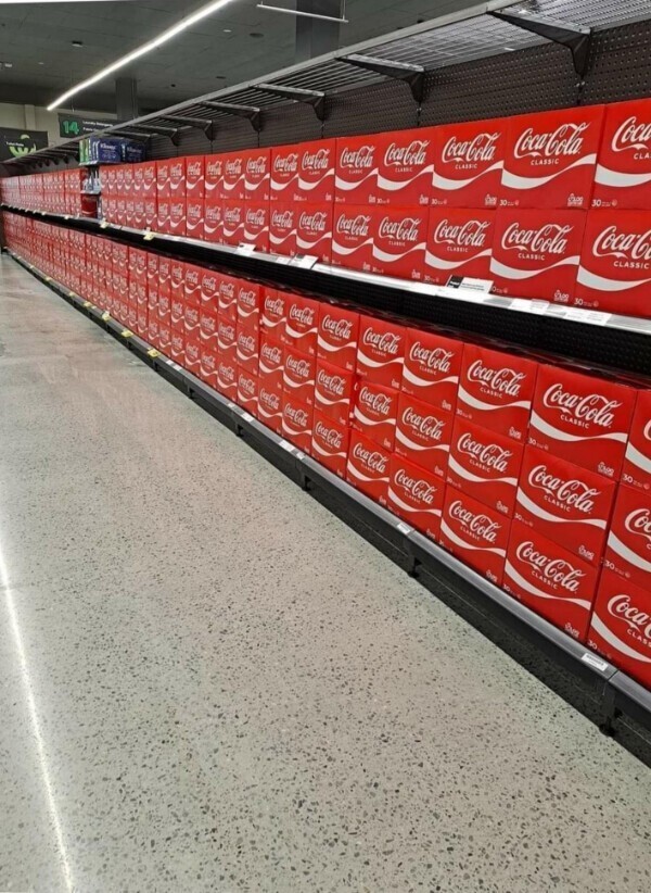 11. "Этот огромный ряд кока-колы — единственный вариант газировки в моем местном супермаркете"