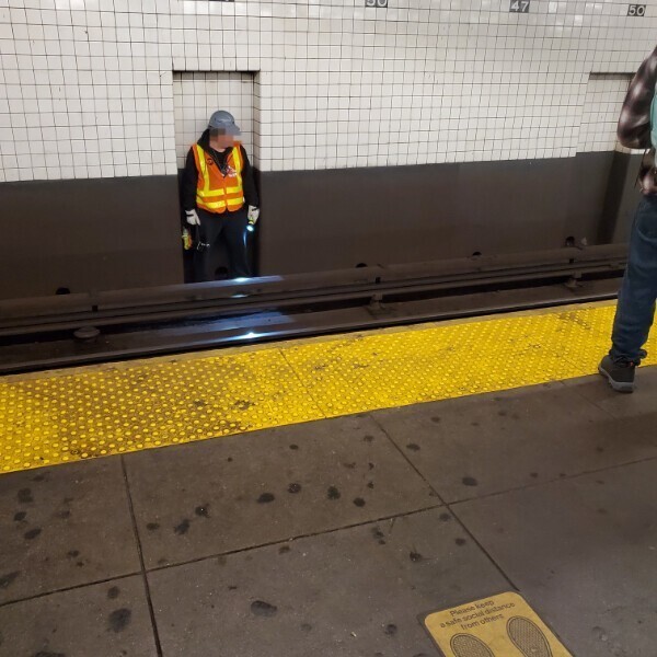 17. "Специальное место, где стоит работник нью-йоркского метро, когда приближается поезд"