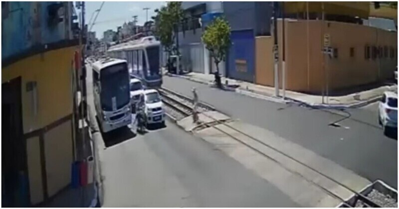 Мотоциклист спас 77-летнюю старушку, не заметившую трамвай