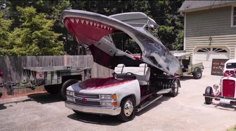 Энтузиаст превратил грузовик Chevy и лодку в подобие гигантской сухопутной акулы
