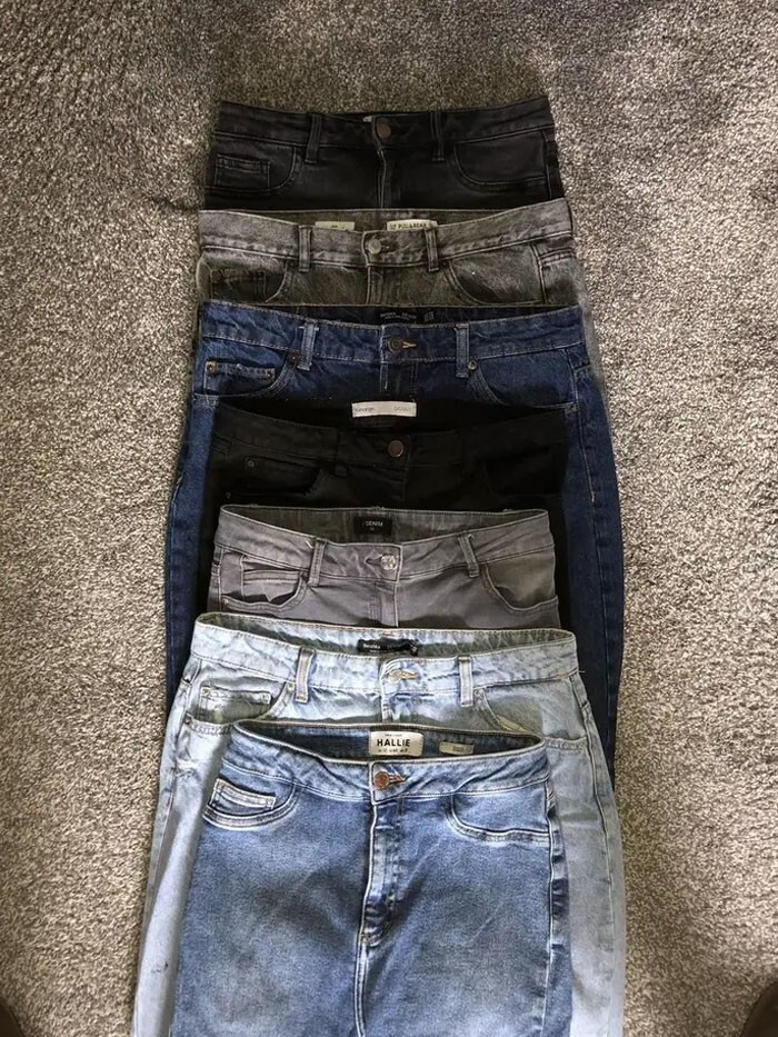 24. "Почему женщины так бесятся из-за размеров одежды: каждая пара джинсов на фото обозначена одним и тем же размером"