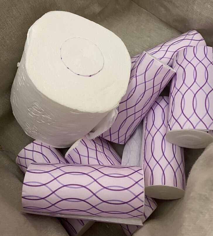 9. «У моей туалетной бумаги в центре вместо картонных трубок дополнительные мини-рулоны»