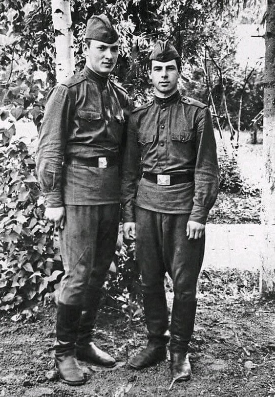 Рядовой СА Валерий Харламов. (справа)