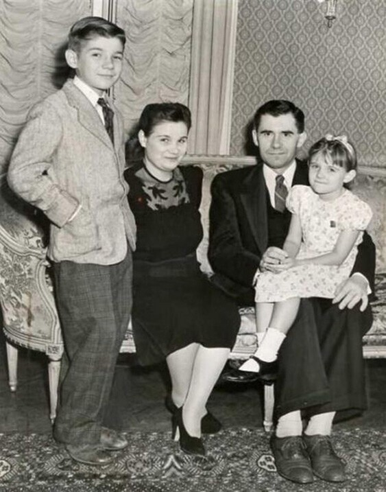 Посол СССР в США Андрей Громыко с женой и детьми. 1943 г. США