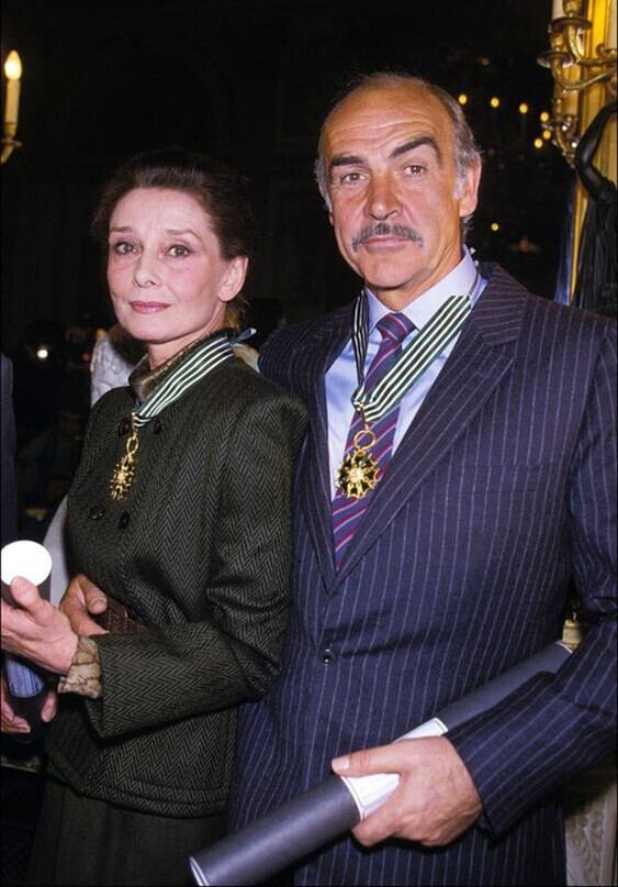Одри Хепберн и Шон Коннери, получая награды правительства Франции за значительный вклад в развитие искусства во всей Франции и мире, 1987 год