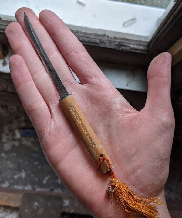 "Нашел этот крошечный нож с немецкими надписями и кисточкой на моем чердаке, который не разбирали 130 лет"