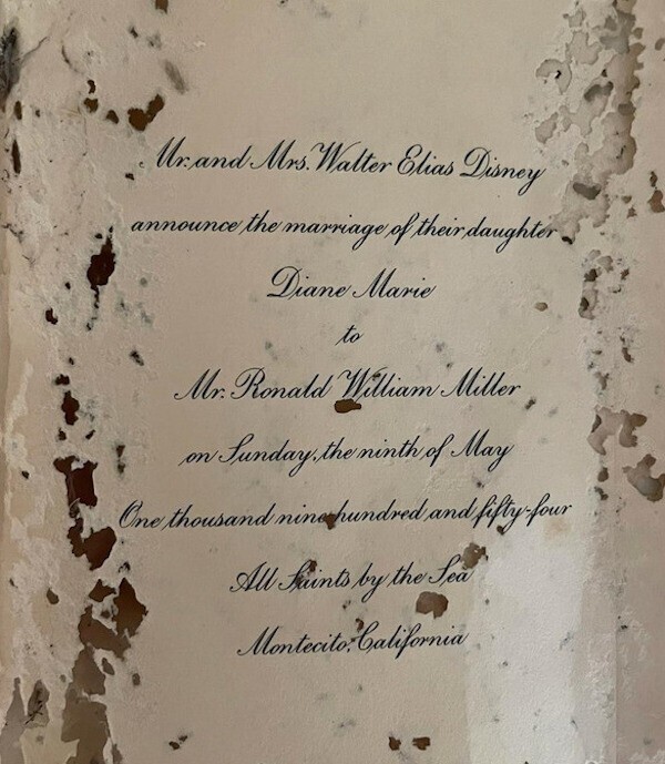 "Друг только что прислал мне это, нашел во время ремонта дома. Приглашение на свадьбу дочери Уолта Диснея в 1954 году"