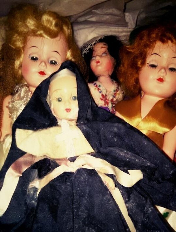 "Родственница, уезжая в Австралию, оставила мне коробку со старыми куклами. Я несколько дней не могла на них налюбоваться"