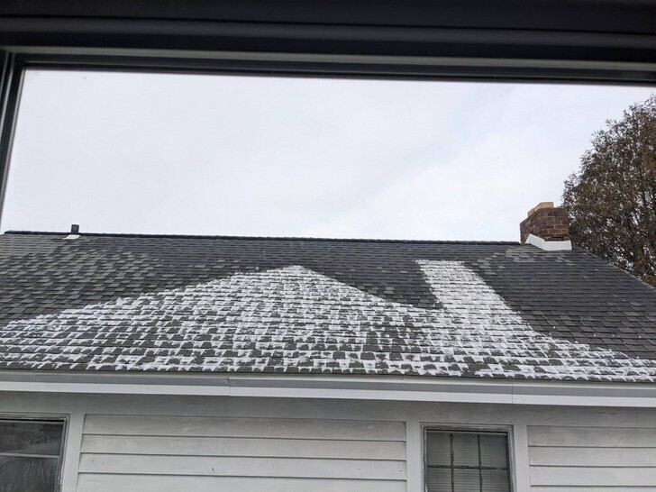 Очертания соседского дома - снег не растаял, потому что туда не попадает солнце