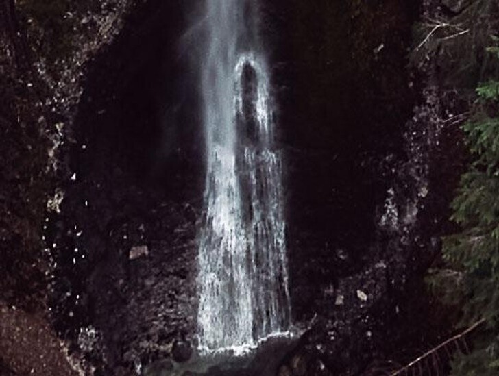 Кажется, что в водопаде стоит человеческая фигура