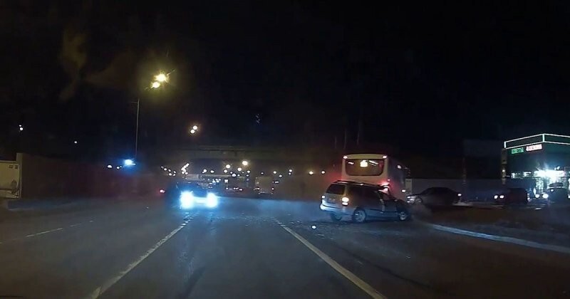 Авария дня. Лихач устроил ДТП с маршрутным автобусом в Петербурге