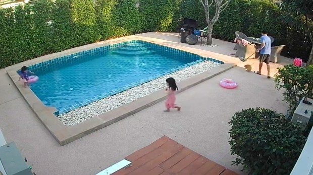 2-летняя малышка чуть не утонула в бассейне, когда ее отец отвернулся