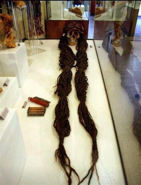Череп и волосы женщины Уари, которая жила в Перу около 1100 г. н. э