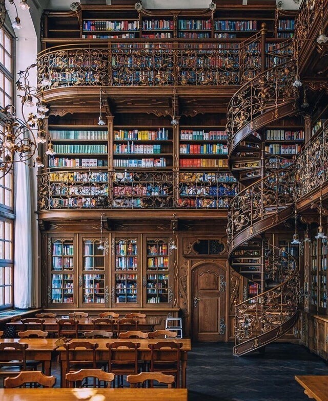 Юридическая библиотека Мюнхена, расположенная в впечатляющей новой неоготической ратуше города, является одной из самых красивых библиотек Германии