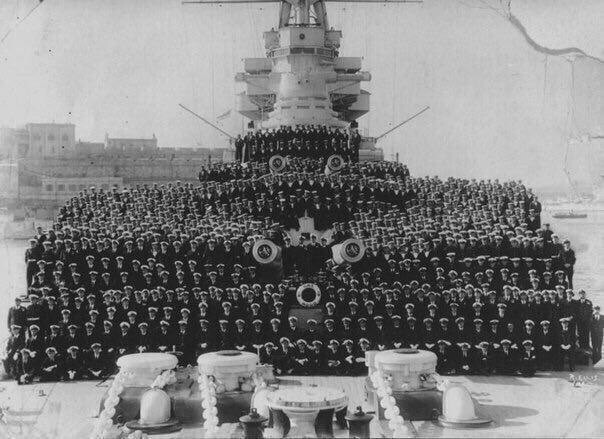 Групповая фотография команды британского линейного крейсера "Худ". После боя с "Бисмарком" из 1418 человек выживут лишь трое.