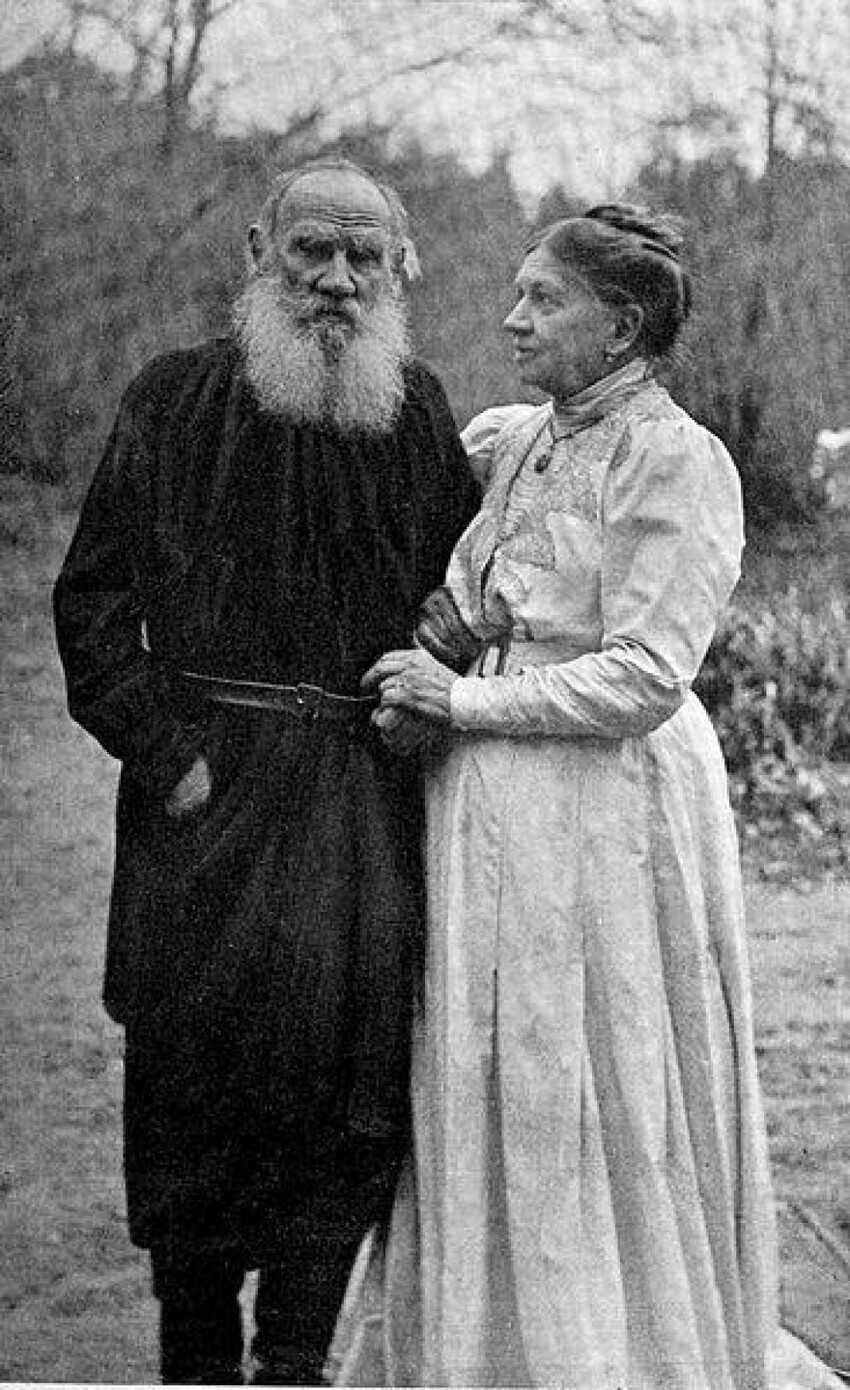 Лев Толстой с женой Софьей в последний год своей жизни. Ясная Поляна, 1910 год.