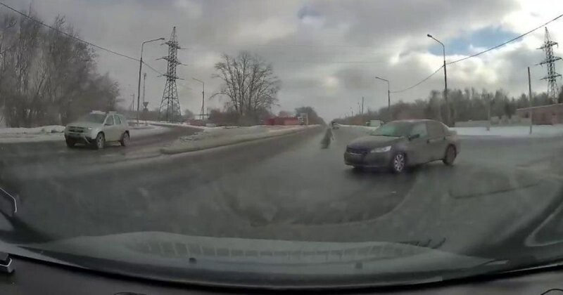 «Понимаю, что нужно было бить»: водитель избежал ДТП в Омске