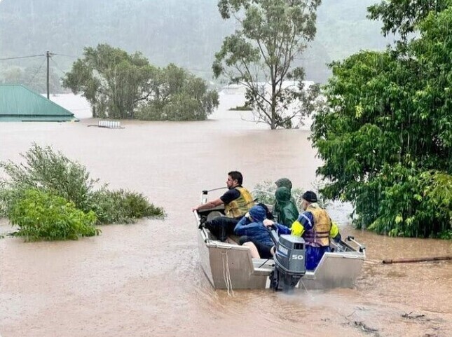 4. Жители Лисмора привыкли к наводнениям. Но в этот раз они говорят: "Это не наводнение, это катастрофа"