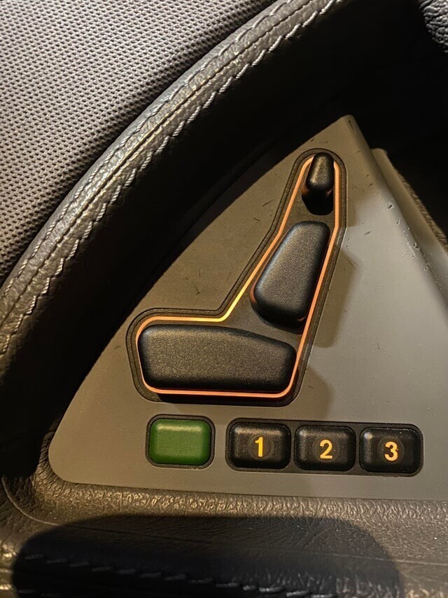 Необычные кнопки управления сиденьями в старом Mercedes Benz
