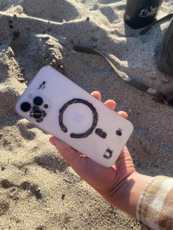 Магнитная зарядка телефона примагнитила железные кусочки из песка