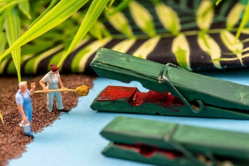 30 миниатюрных сюжетов из мира Петера Чаквари, созданного при помощи обычных вещей