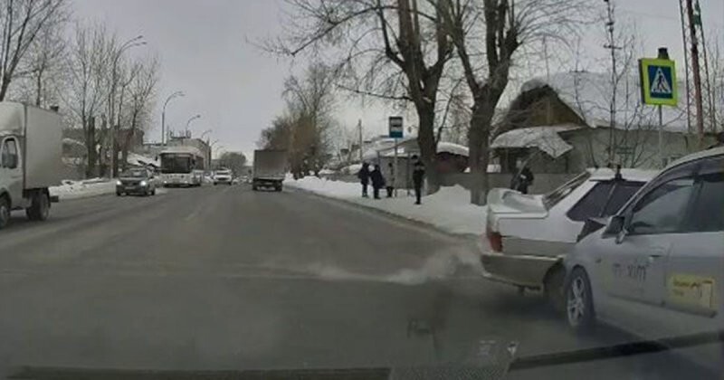 Безрассудный левый поворот: момент ДТП на перекрёстке в Кемерово