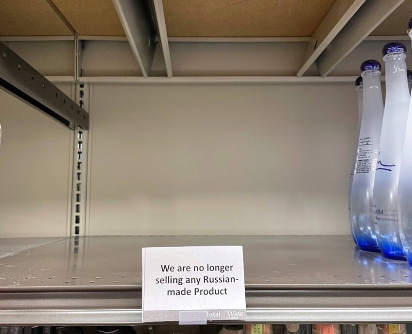 На Западе отказываются от российских товаров и по незнанию в знак протеста выливают водку Smirnoff