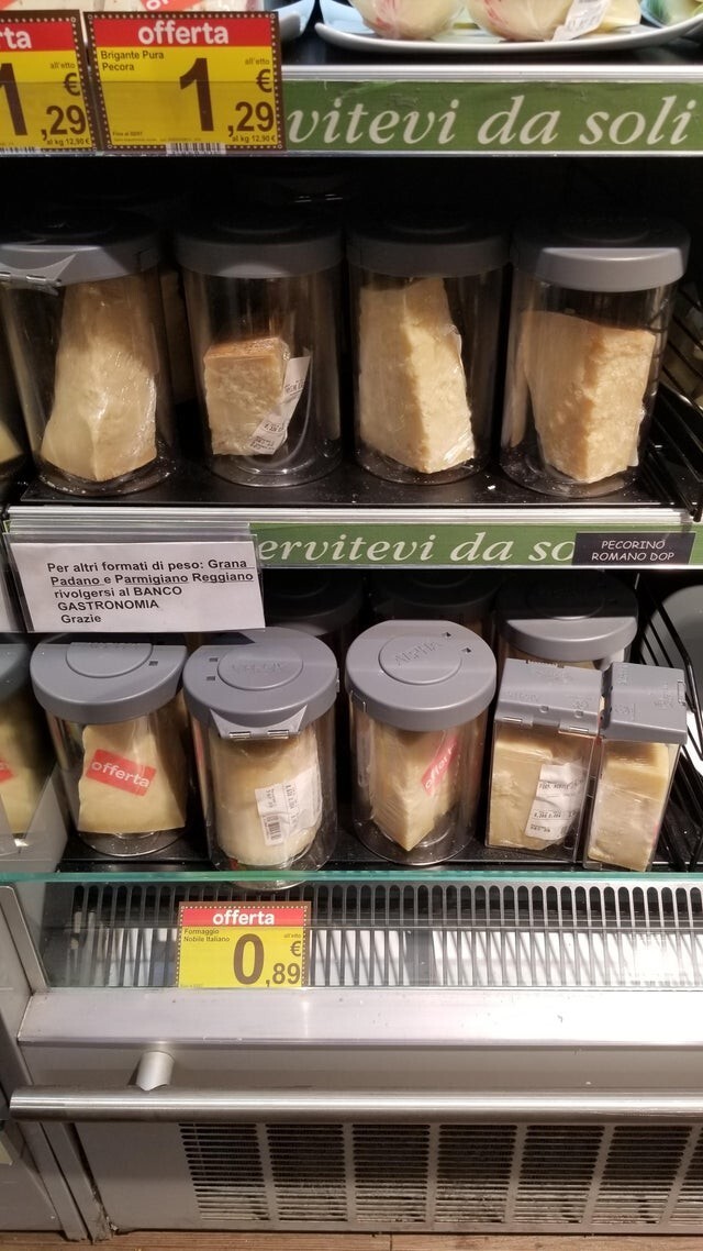 В Неаполе (Италия) сыр упакован в специальные, защитные от кражи, контейнеры