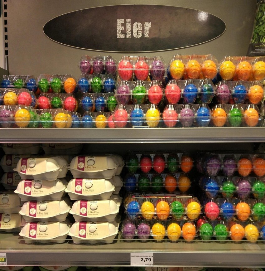 В Германии к пасхе уже покрасили яйца - и продают в магазинах