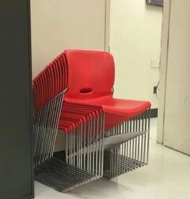 12. Эти стулья выглядят как компьютерный сбой, но они просто так сложены
