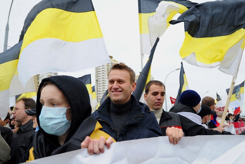 Навальнисты созывают молодежь для нацистских гуляний