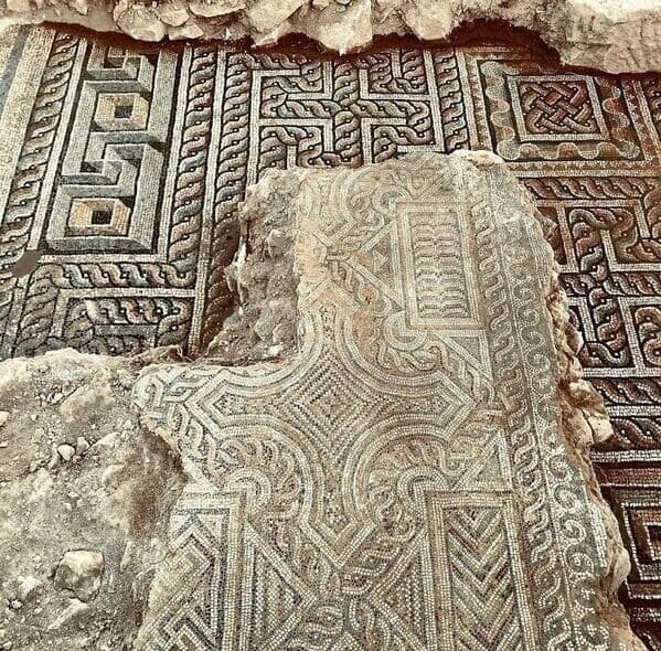 "В Греции под римской мозаикой нашли слой еще более древней римской мозаики"