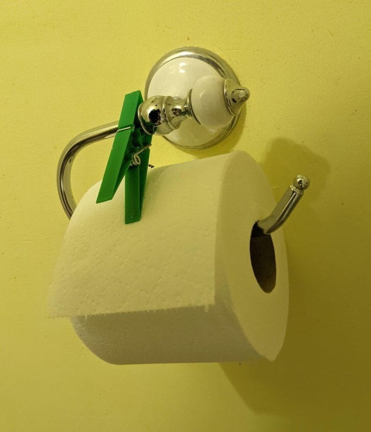 13. "Дешевый способ помешать вентиляции в ванной размотать рулон туалетной бумаги"