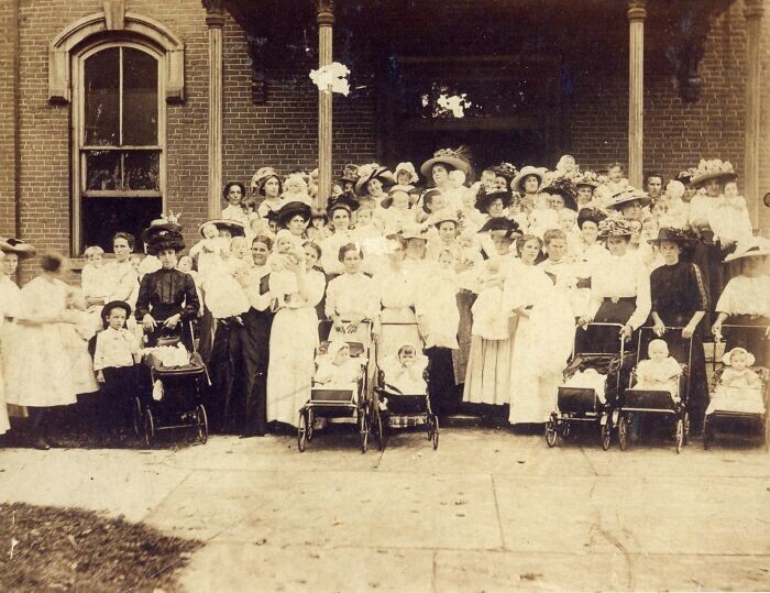 18. "Мое любимое фото, примерно 1900 год. Среди них моя прабабушка и бабушка"
