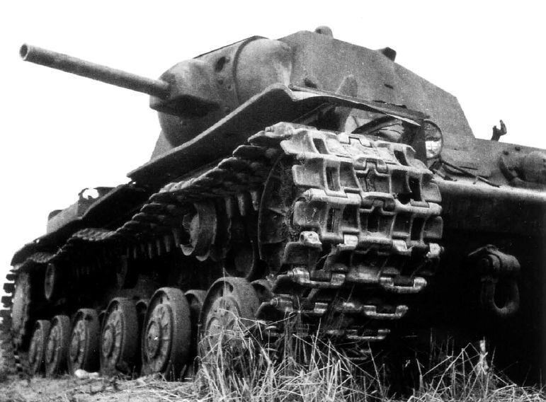 Курьёзы Великой Отечественной войны: как немцы помогли нашим танкистам завести с толкача танк КВ-1