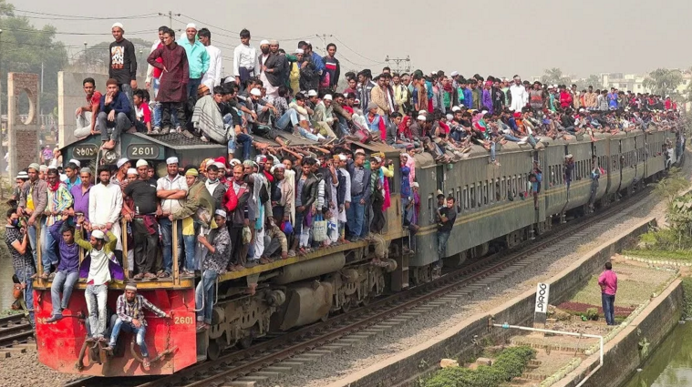 Найди на фото поезд: почему индийские пассажиры выделывают такие трюки