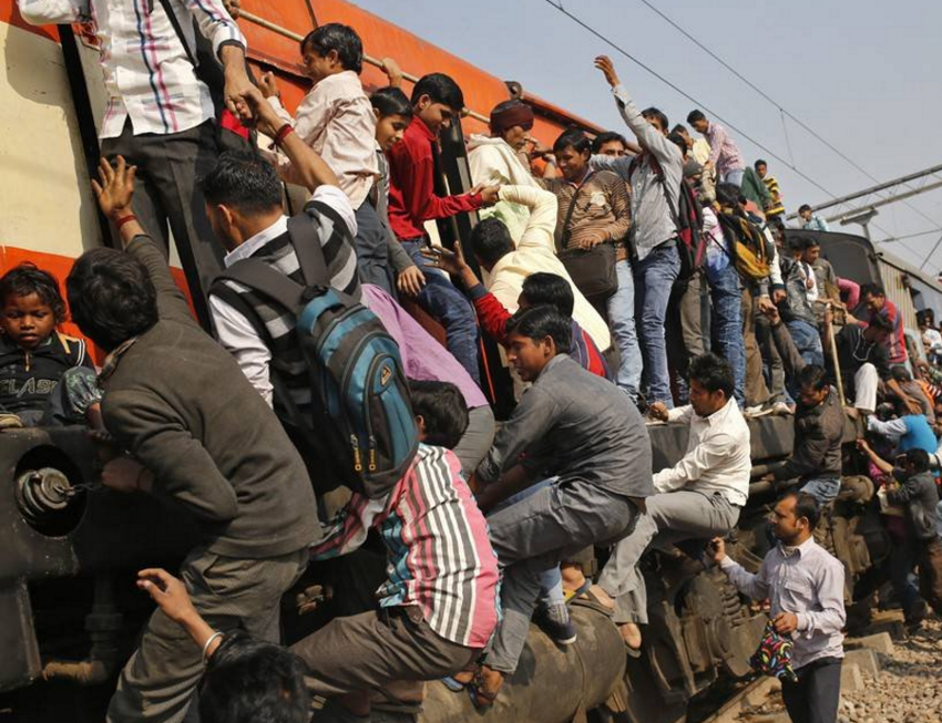 Найди на фото поезд: почему индийские пассажиры выделывают такие трюки