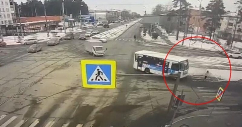 Водитель автобуса сбил школьницу на пешеходном переходе в Ангарске